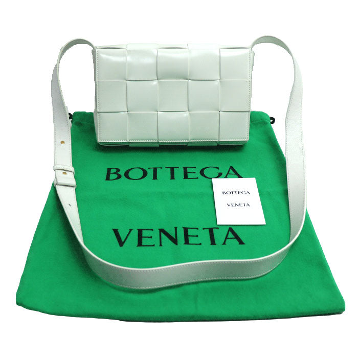 BOTTEGAVENETA ボッテガヴェネタ ショルダーバッグ マキシイントレチャート カセット ホワイト 578004 ICチップ レディース【中古】