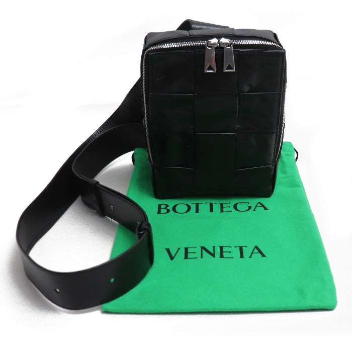 BOTTEGAVENETA ボッテガヴェネタ マキシイントレチャート カセットスリングバッグ ボディバッグ ブラック 701366 YCQ72 8803 メンズ【中古】【美品】