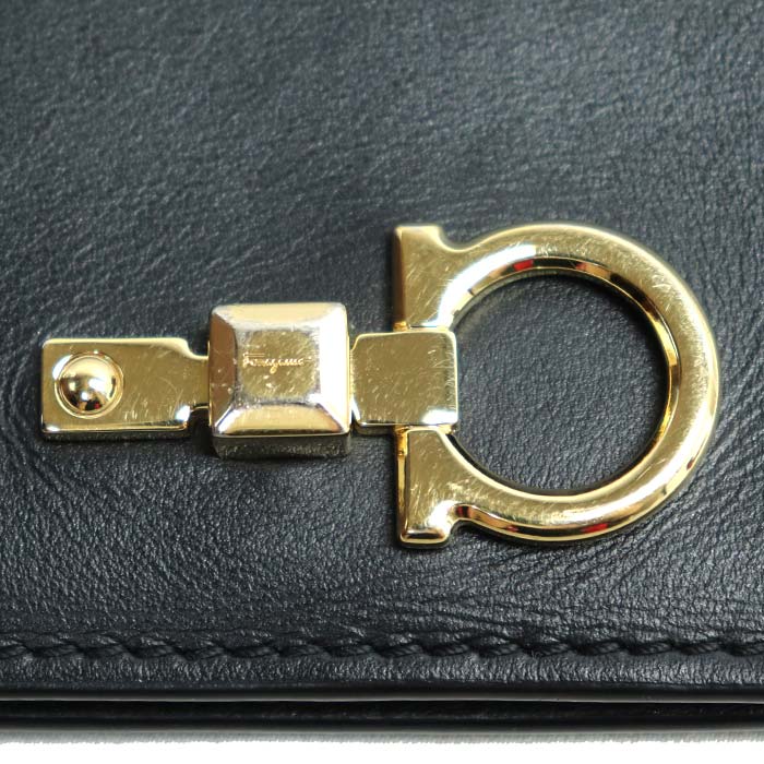 Salvatore Ferragamo サルヴァトーレフェラガモ ガンチーニ 二つ折り財布 ブラック 22E032 レディース【中古】