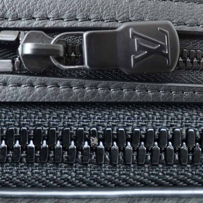 LOUIS VUITTON ルイ・ヴィトン ヘルメットバッグ ハンドバッグ モノグラムシャドウ ブラック M46554 ICチップ ユニセックス【中古】【美品】