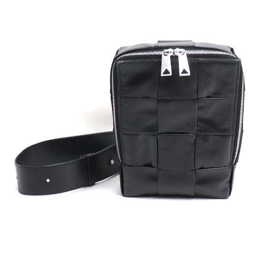 BOTTEGAVENETA ボッテガヴェネタ マキシイントレチャート カセットスリングバッグ ボディバッグ ブラック 701366 YCQ72 8803 メンズ【中古】【美品】