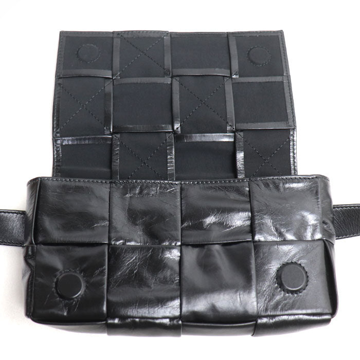 BOTTEGAVENETA ボッテガヴェネタ マキシイントレチャート カセット ボディバッグ ブラック 651053VCQ728803 メンズ【中古】【美品】