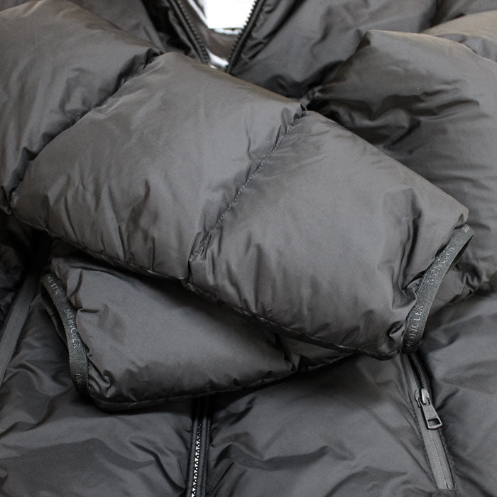 MONCLER モンクレール MONTCLA ダウンジャケット ブラック J20911B56900 IC 
7 JPタグ メンズ【中古】【美品】